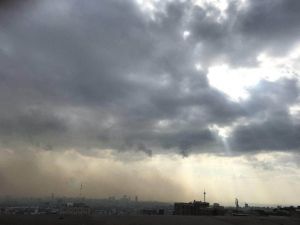 اثر وزش باد (از راست به چپ تصویر)و دور شدن آلاینده ها از شهر تهران